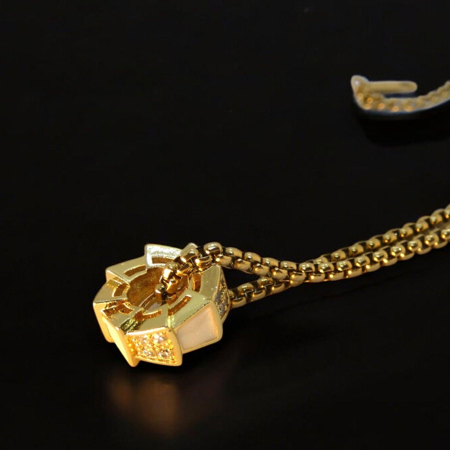 Pretty Stone Studded Wheel Pendant Necklace - Shineers