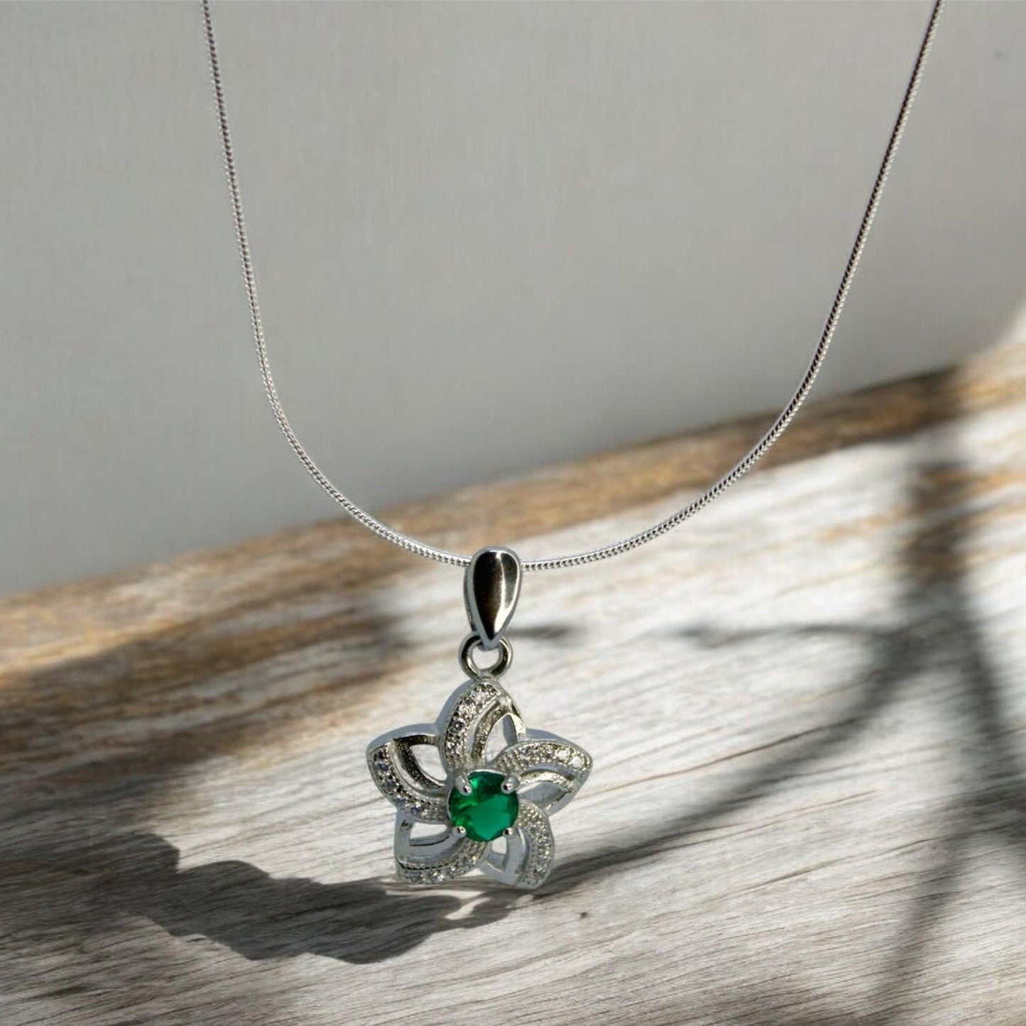 Emerald Radiance 925 Silver Earrings and Pendant Set - Shineers