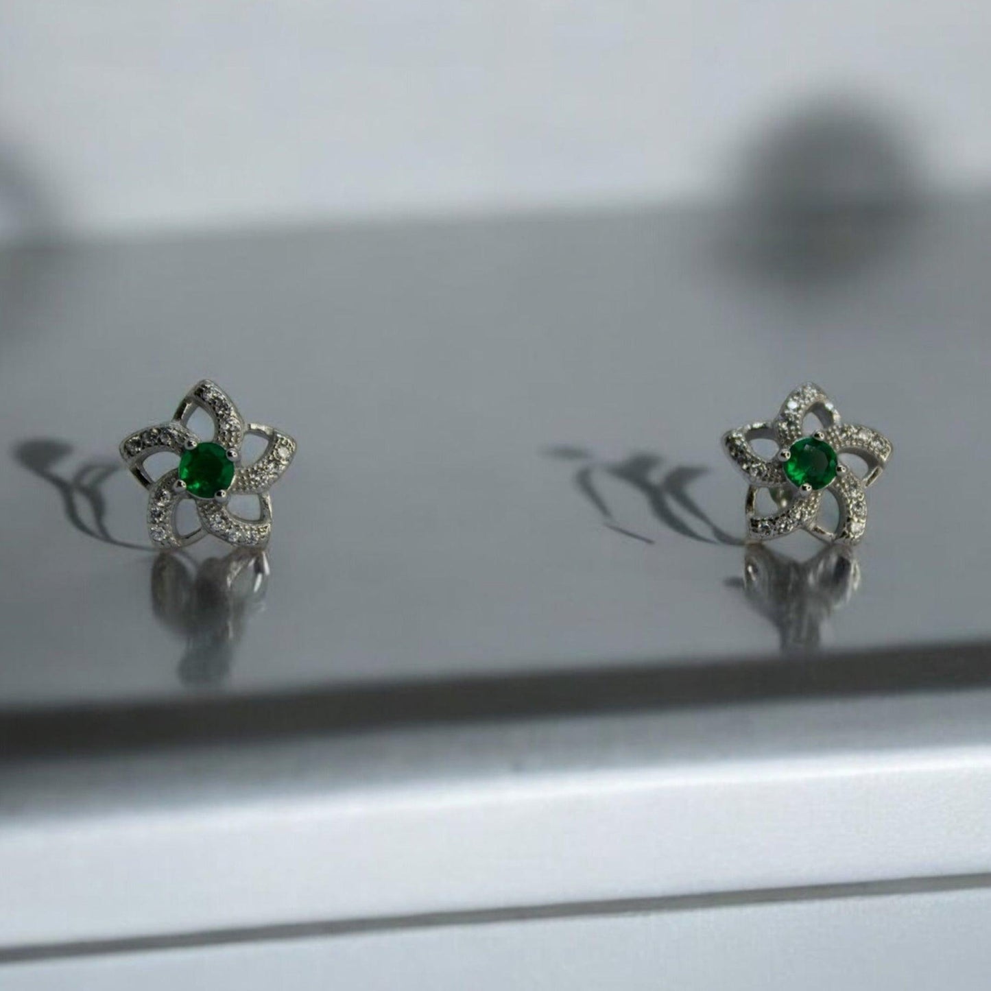 Emerald Radiance 925 Silver Earrings and Pendant Set - Shineers