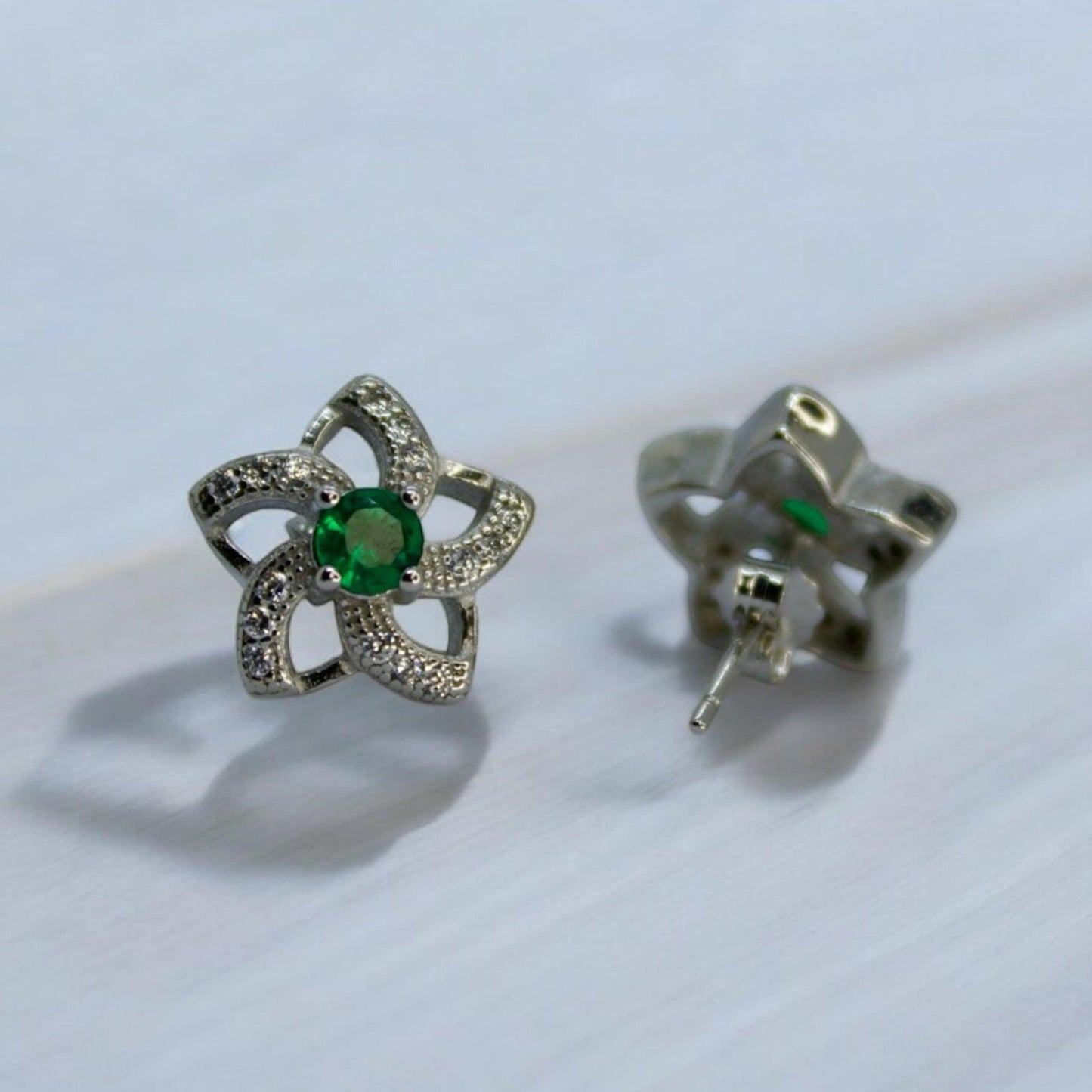 Emerald Radiance 925 Silver Earrings and Pendant Set - Shineers