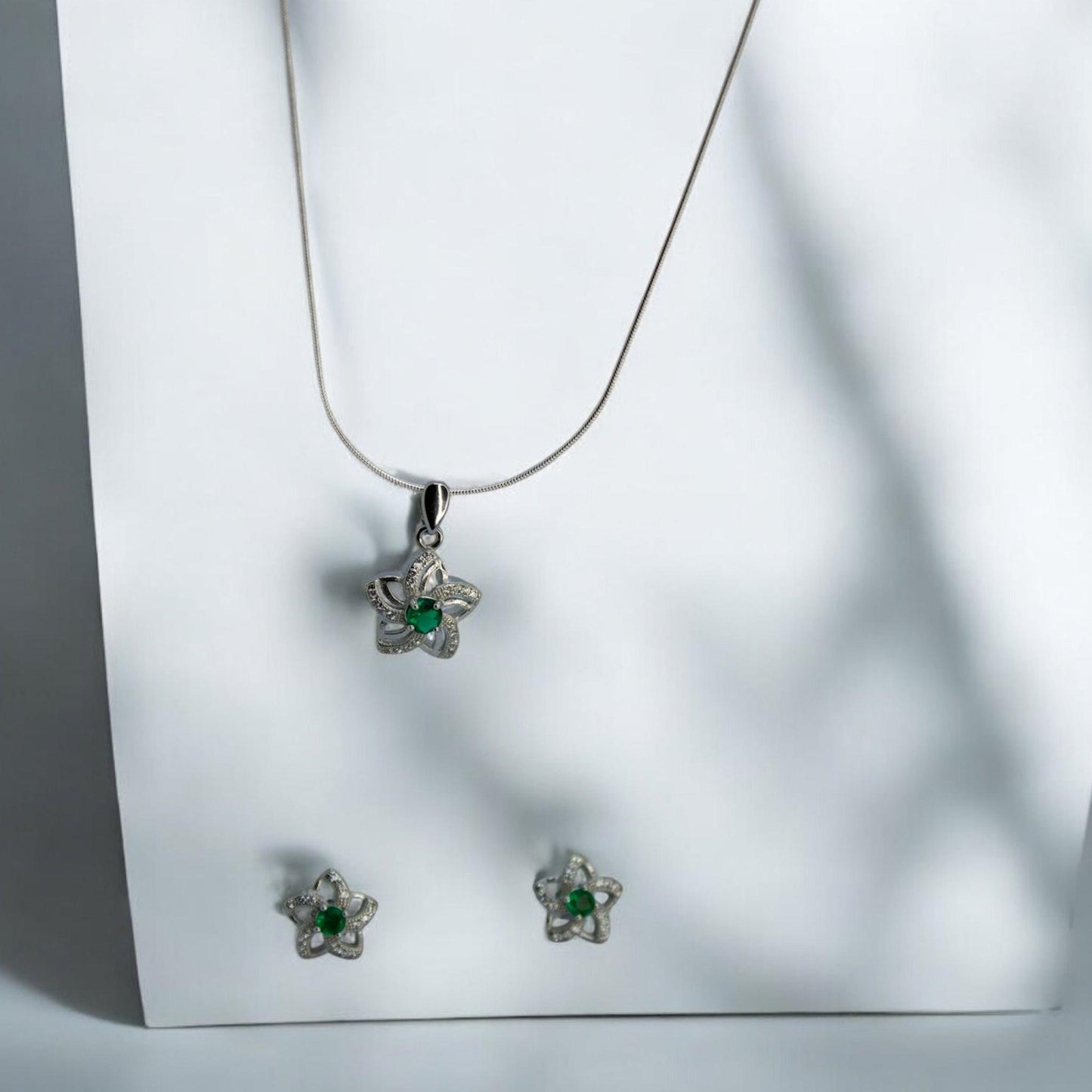Emerald Radiance 925 Silver Earrings and Pendant Set - Shineers
