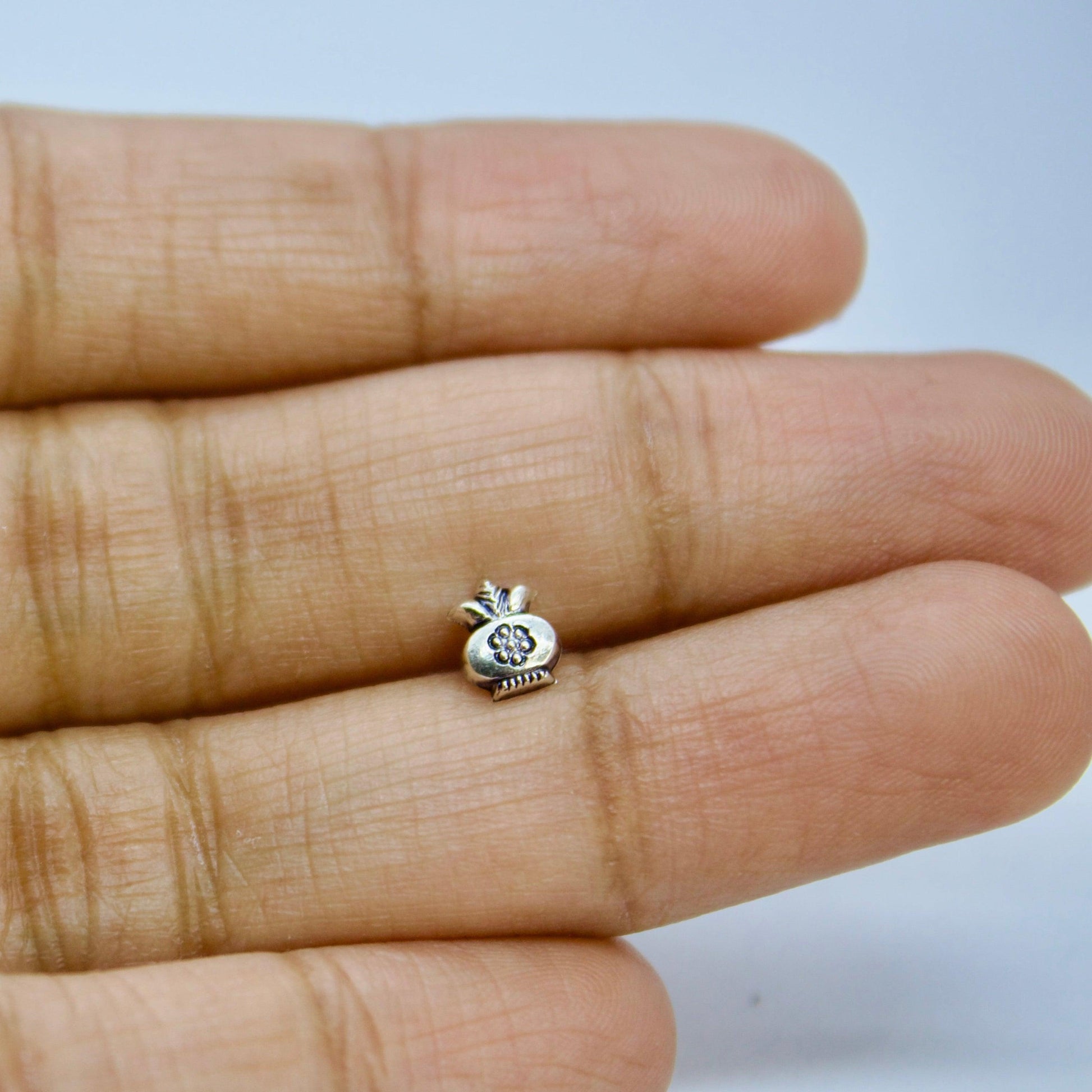 Kalash 925 Silver Oxidised Nose Pin - Shineers