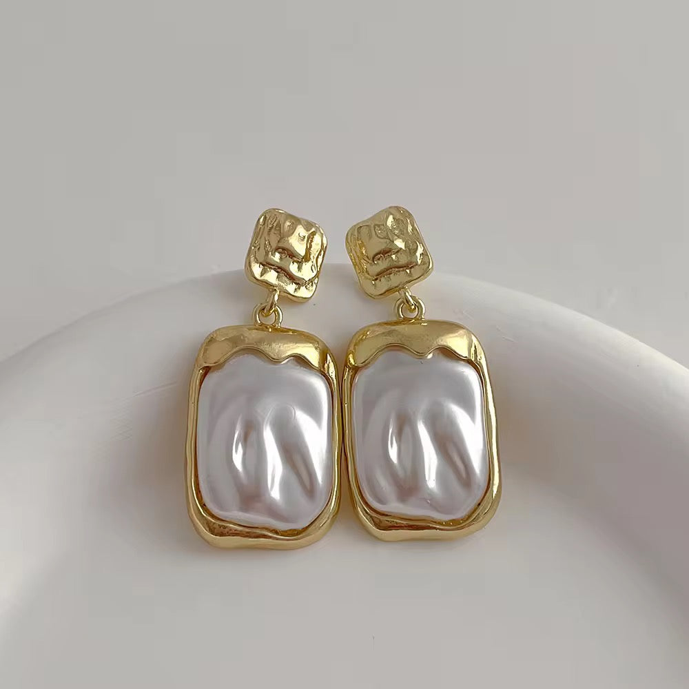 Marilyn Pearl Earring
