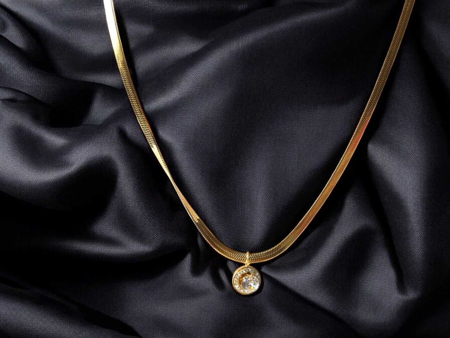 Stone Studded Pendant Necklace - Shineers