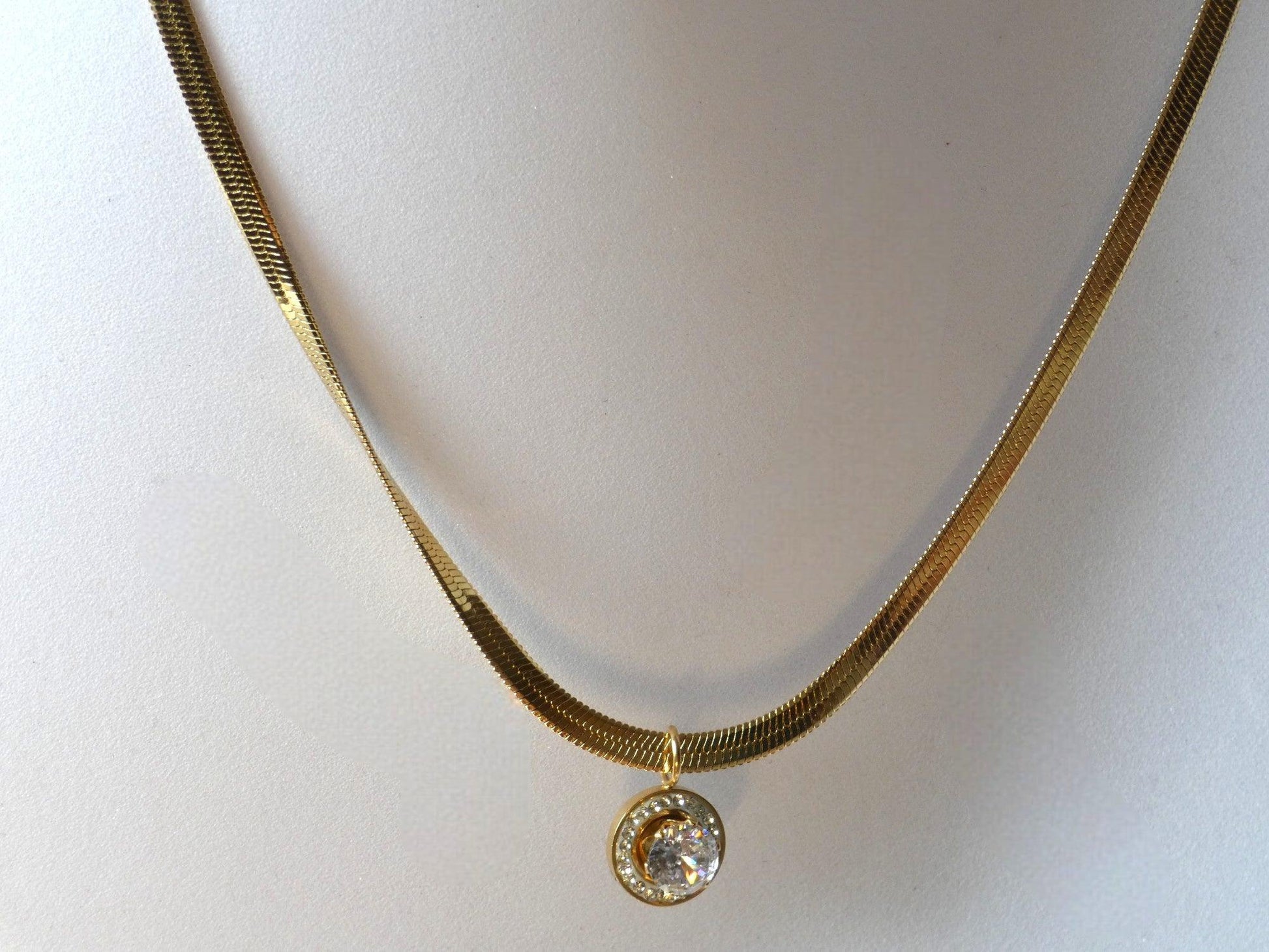 Stone Studded Pendant Necklace - Shineers